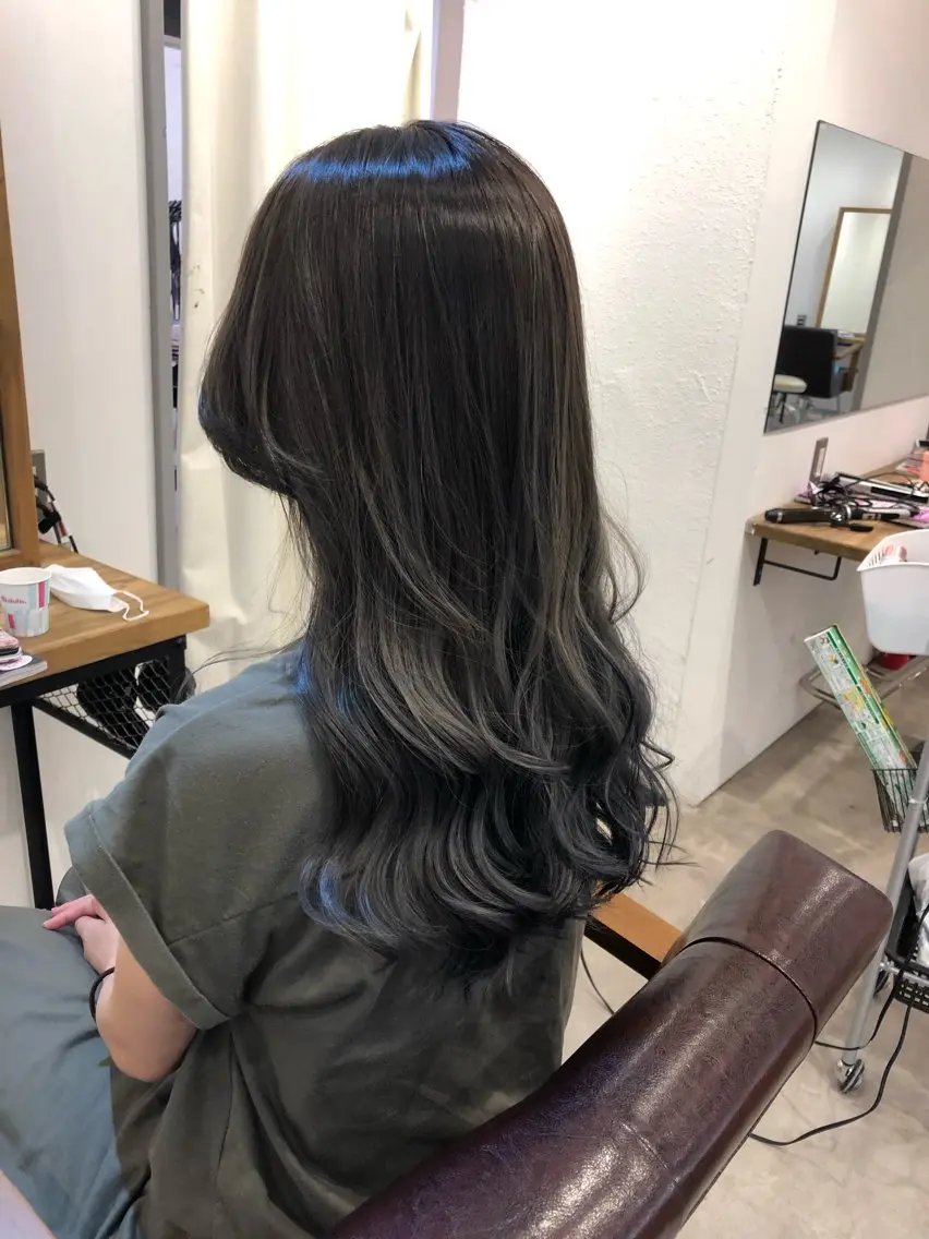 ロング カラー 桃木 杏奈のヘアスタイル