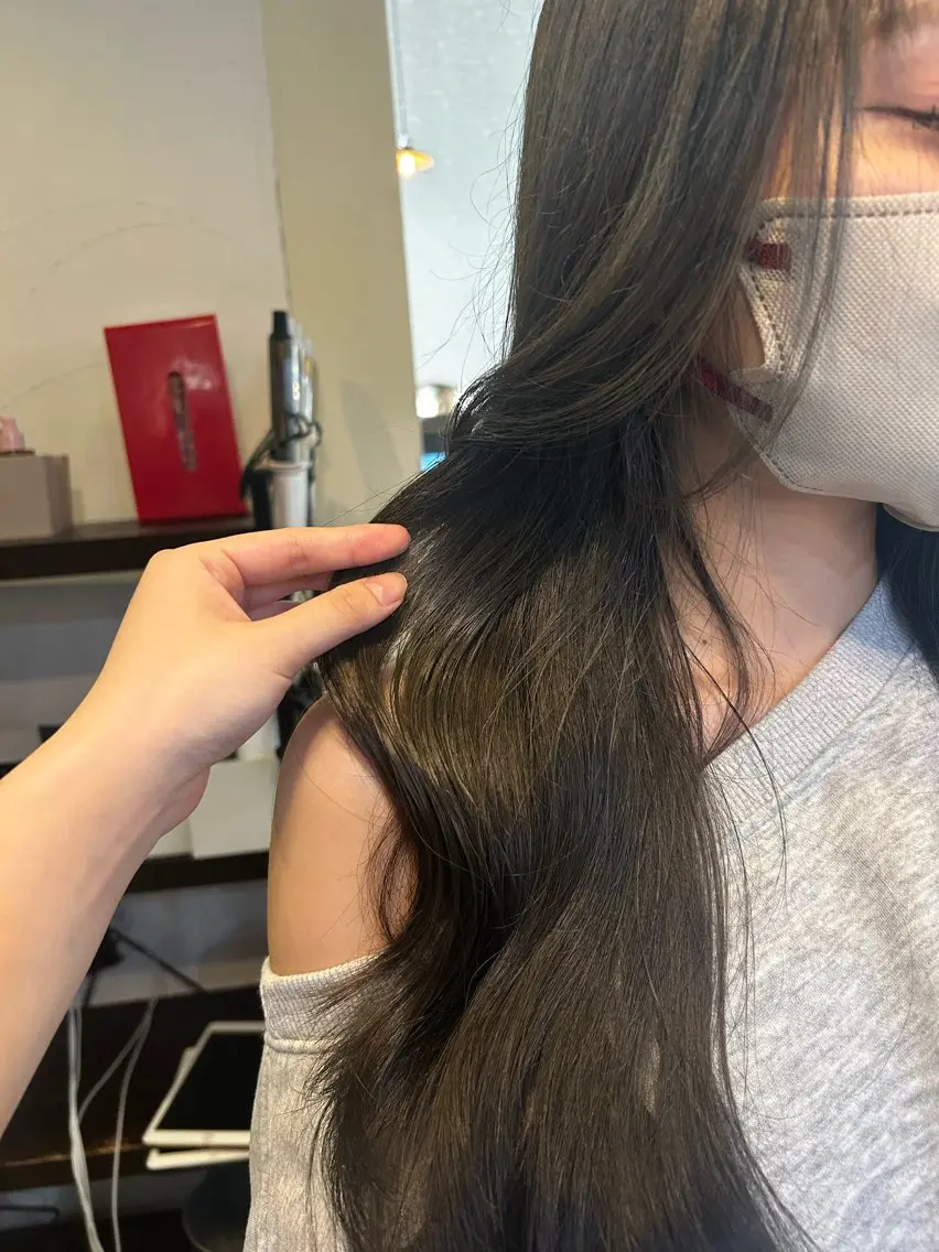 カラー 透明感カラー シルバー 末廣 結音のヘアスタイル