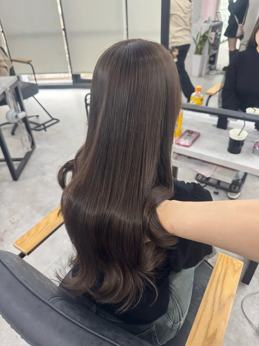 ロング カラー ブラウンカラー ショコラブラウン チョコレートブラウン グレージュ カット ヘアカラー トリートメント 赤み無し柔らかカラー 【梅田】madokaのヘアスタイル