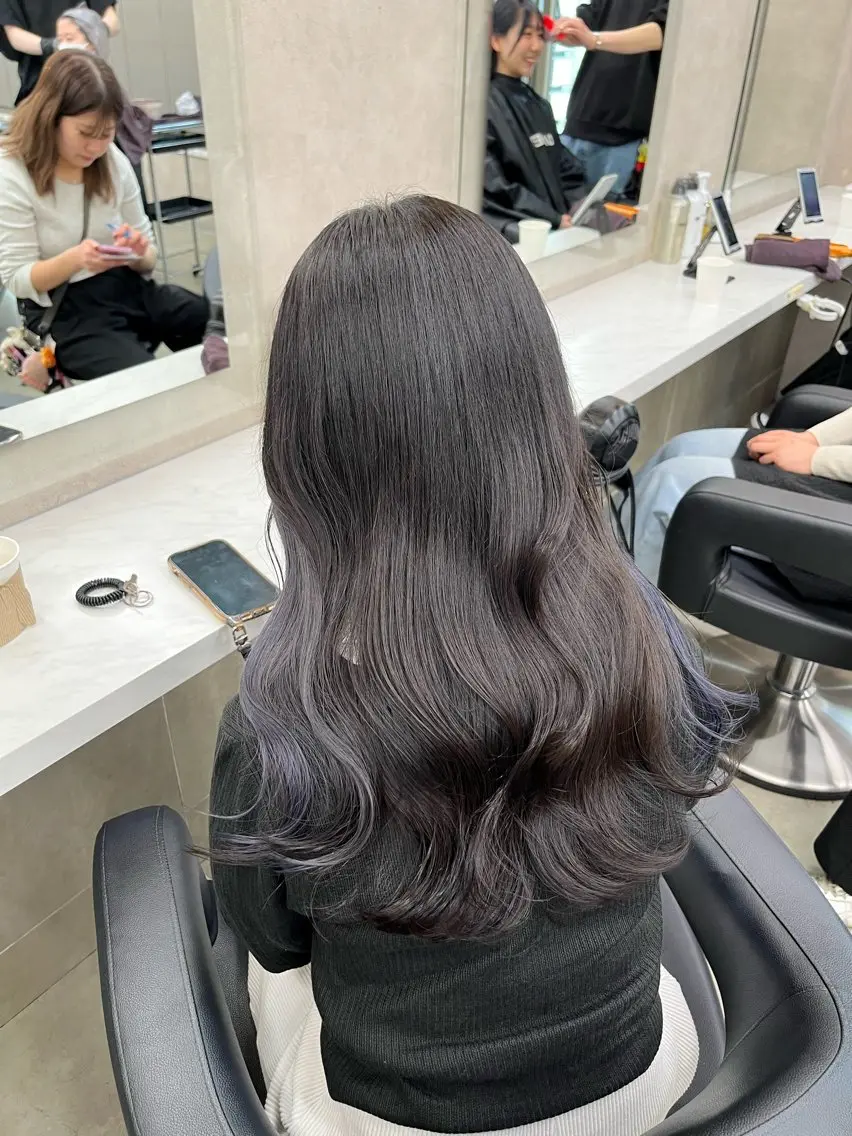 ロング 寒色/ベージュヘア ブリーチありMiOのヘアスタイル