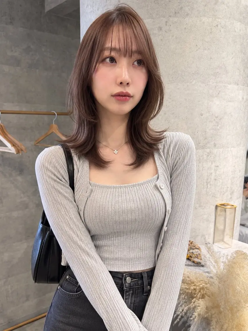 ミディアム くびれヘア ハッシュカット 韓国風ヘア レイヤーカット シースルーバング カット ヘアカラー トリートメント 新宿/韓国レイヤー/ 顔まわり透明感カラーのヘアスタイル
