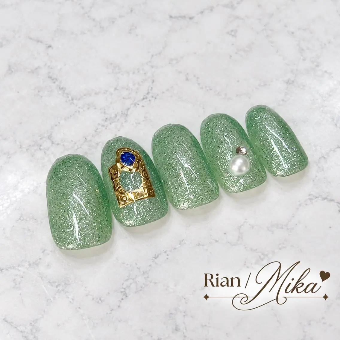 ネイル フラッシュネイル ジェルネイル ゴールド グリーン キラキラネイル ハンドネイル MIKA／耳ツボ ／マグネットネイルのネイルデザイン
