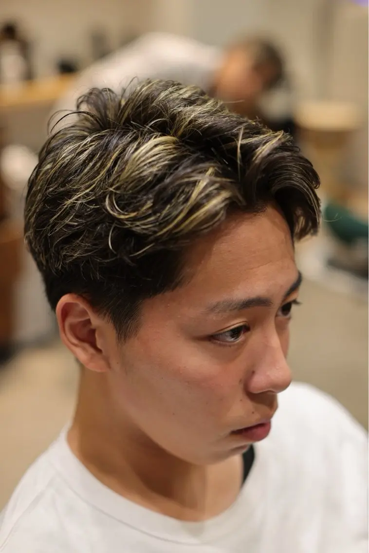 ミディアム カラー メンズ メンズメッシュ メッシュ カット ヘアカラー メンズカット✂️/ パーマ🪢/金敷幸作のヘアスタイル