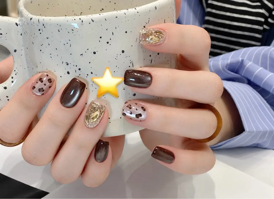 【2級持ち研修ネイリスト】定額デザイン／フォトスナップに記載の⭐️が付いているデザインが対象となります。¥4200の写真