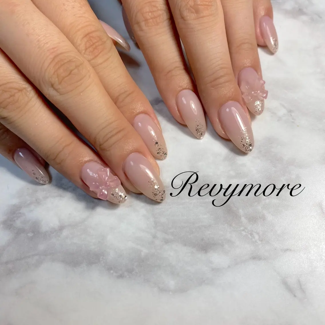 ネイル ジェルネイル キラキラネイル 韓国ネイル ニュアンスネイル オフィスネイル nail salon Revymoreのネイルデザイン