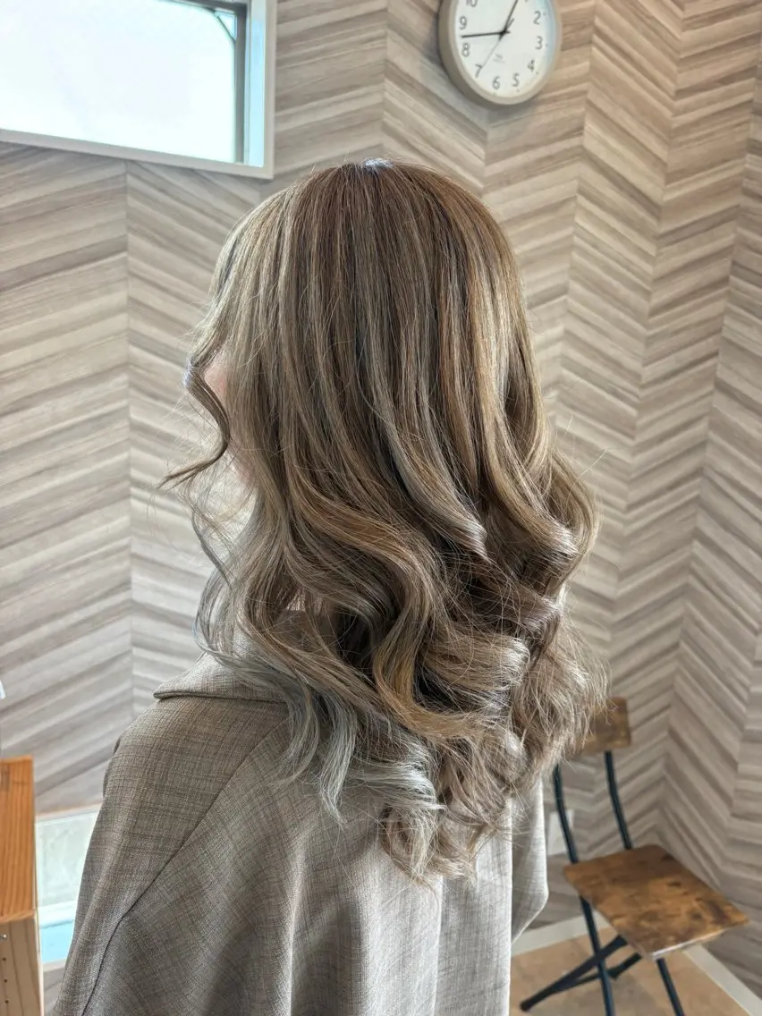 ロング ハイライト カット ヘアカラー トリートメント 渡邉 三香子のヘアスタイル