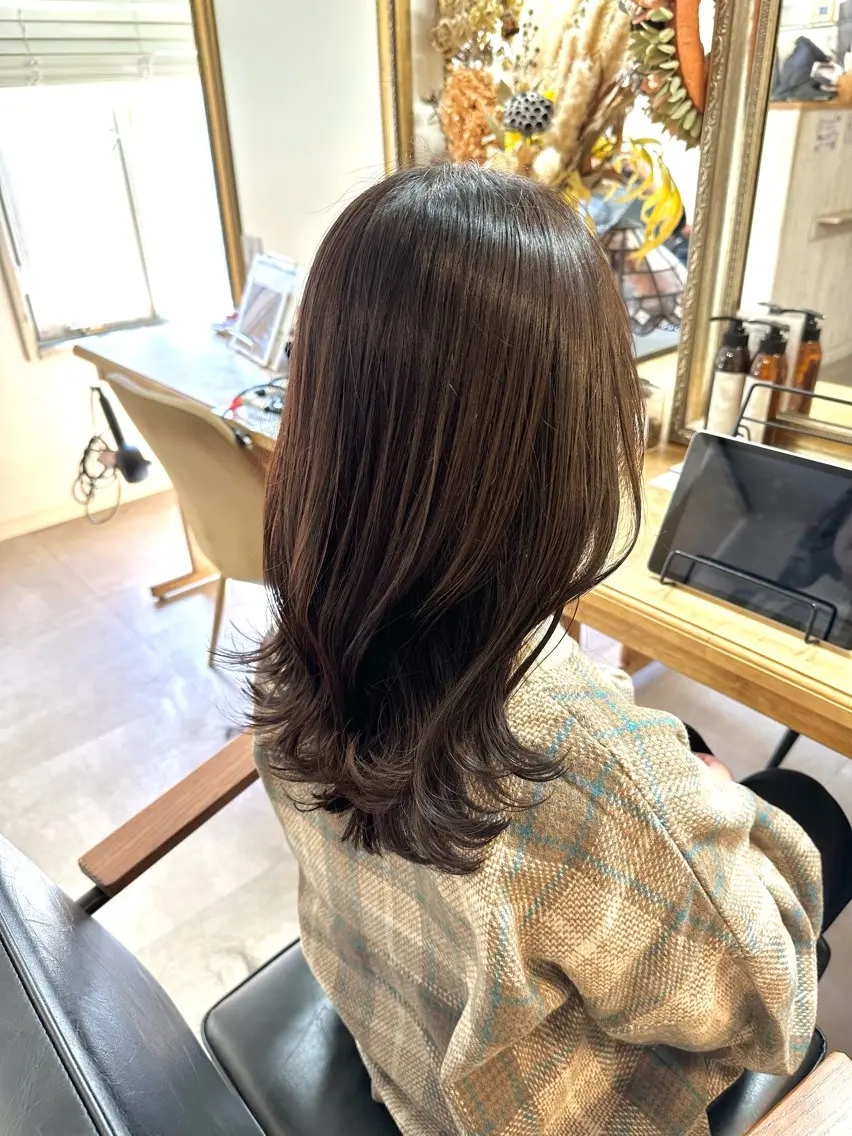 セミロング カラー グレージュ ハイライトカラー オリーブカラー オリーブグレージュ オリーブグレー いけだ ひかり ハイライトくびれヘアのヘアスタイル