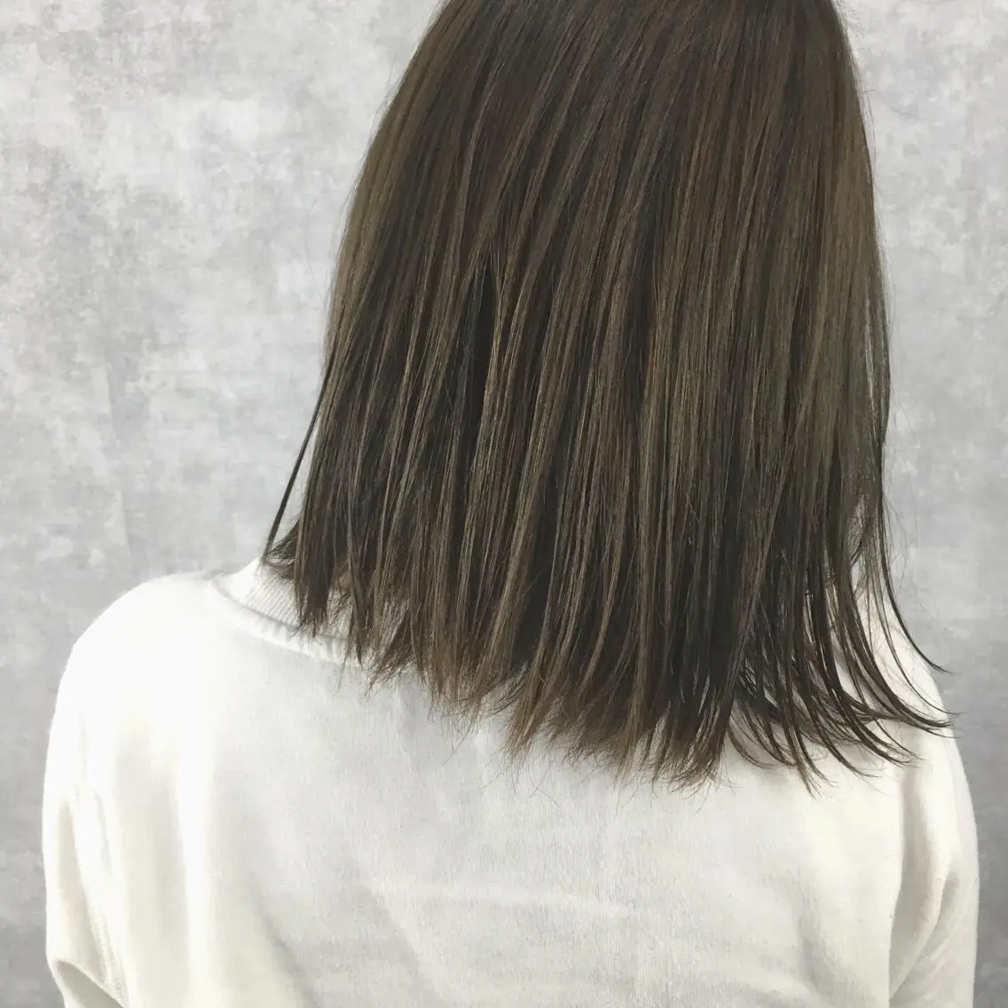 ミディアム カラー アッシュ オリーブアッシュ レイヤーカット BLend 渋谷のヘアスタイル