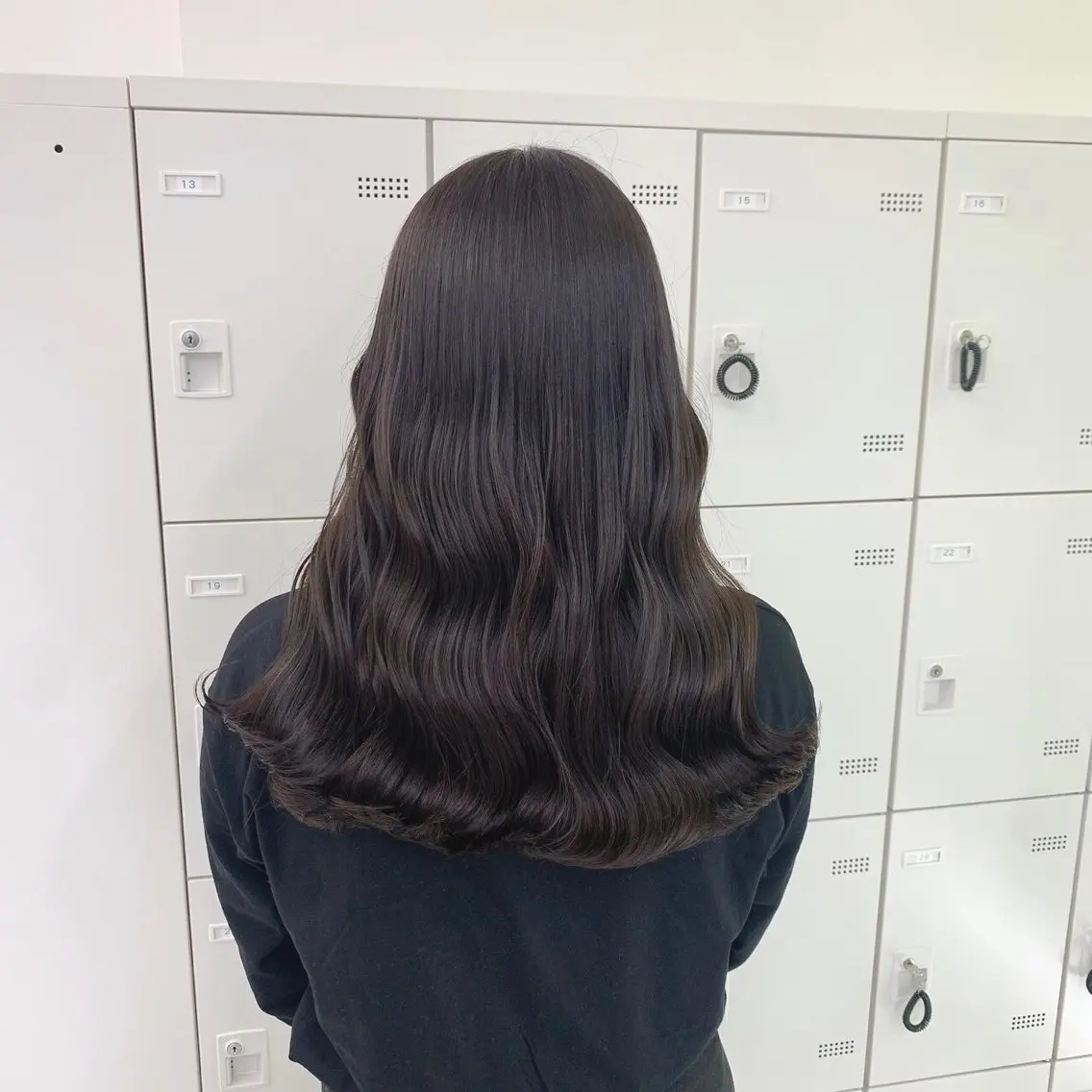 セミロング カラー ヘアアレンジ 🪞official THREE 横浜🎀のヘアスタイル