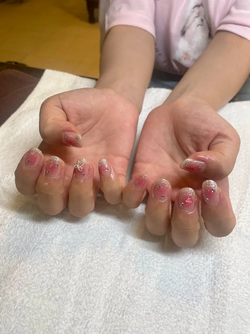 ネイル チークネイル グラデーション キラキラネイル ラメ(グリッター) ラメグラデーション ハンドネイル 菊池 菜月のヘアスタイル