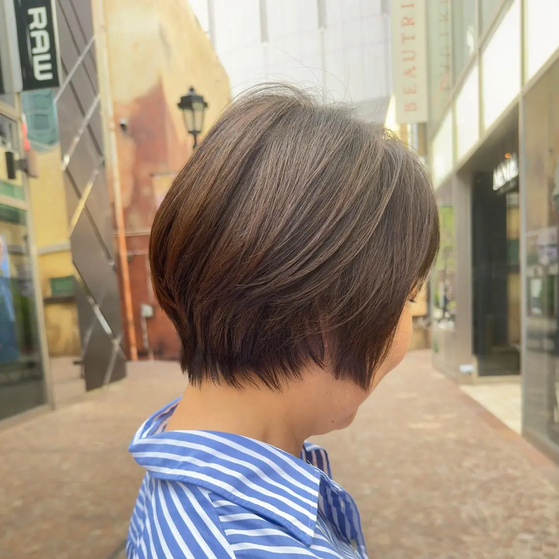 ショート カラー ブラウンカラー ナチュラルブラウン くびれヘア ショートヘア レイヤー/グレージュ メンズパーマのヘアスタイル