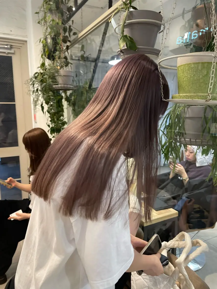 ロング カラー ミルクティー× グレージュMOMOのヘアスタイル
