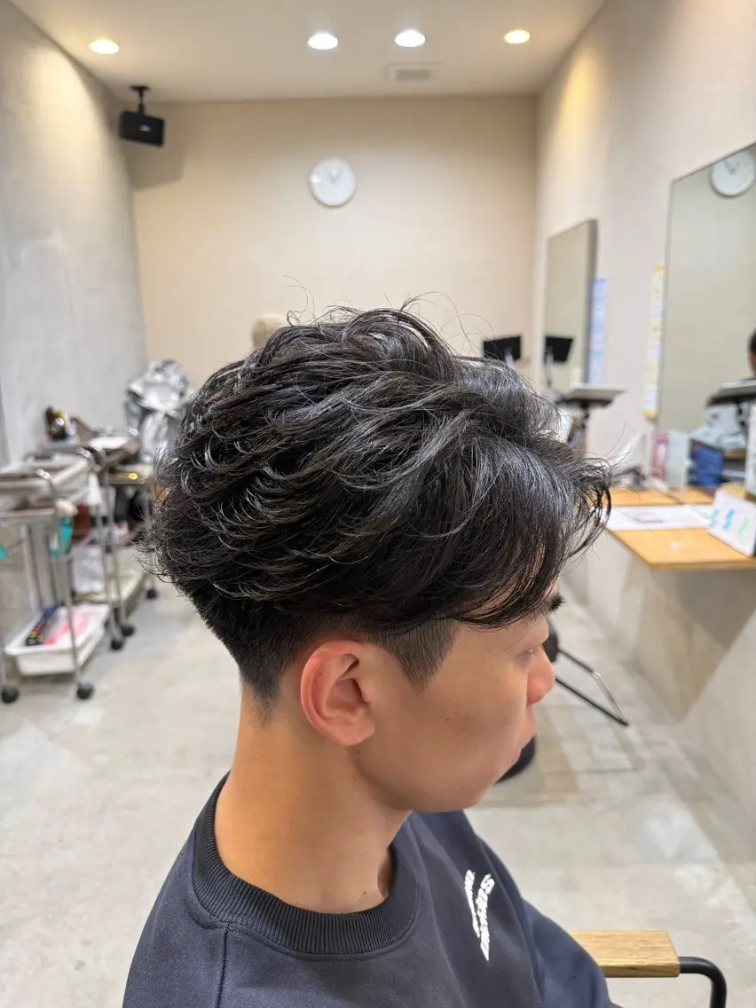 ショート パーマ メンズ センターパート フェザーパーマ メンズパーマ 刈り上げ 🔥KOSEI🔥 波巻き/ツイスパのヘアスタイル