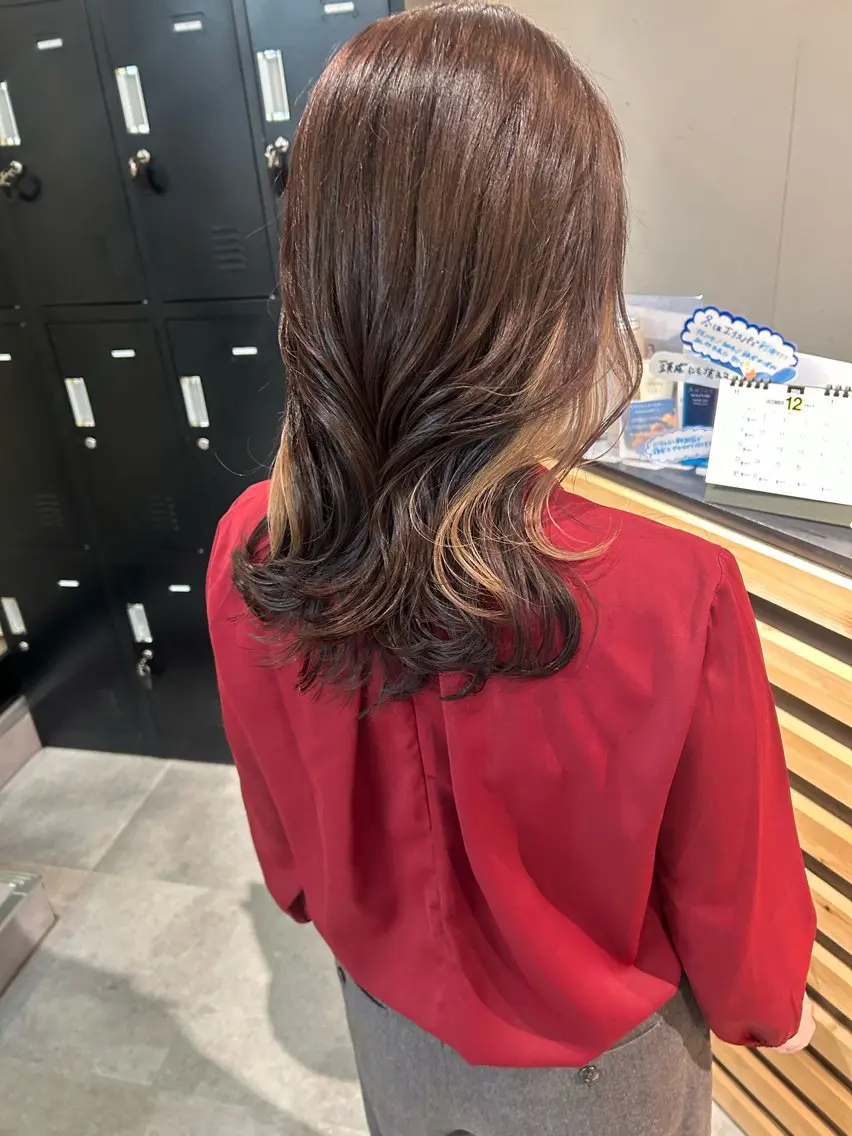 ミディアム カラー ベージュカラー インナーカラー ミルクティーベージュ ヘアカラー トリートメント ウルフカット レイヤーカット上柿のヘアスタイル
