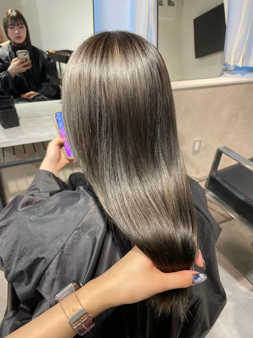セミロング カラー グレージュ 🩵ハイトーン/ レイヤーYUZU🩵のヘアスタイル