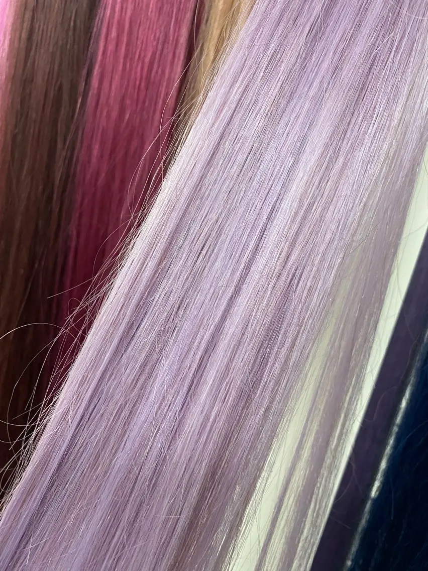ミディアム ミディアムパーマ エクステ 卒業式のヘアスタイル ハイライト 髪質改善 nail salon KITTYのネイルデザイン