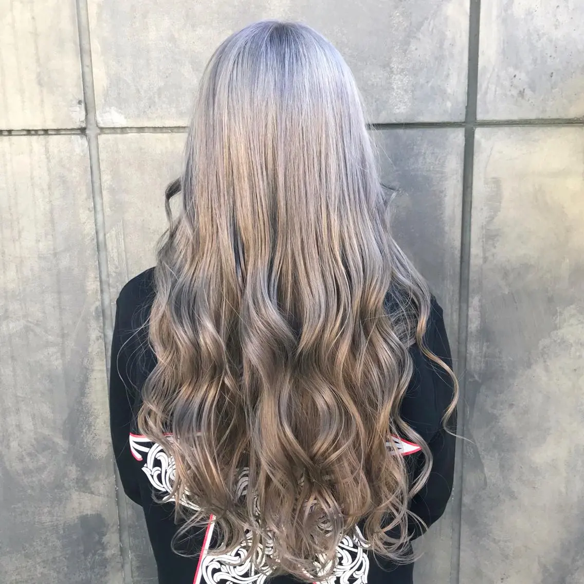 ロング カラー アッシュ アッシュグレー アッシュグレージュ ブリーチ グレージュ K-POP好き美容師 🇰🇷Kai.Yのヘアスタイル