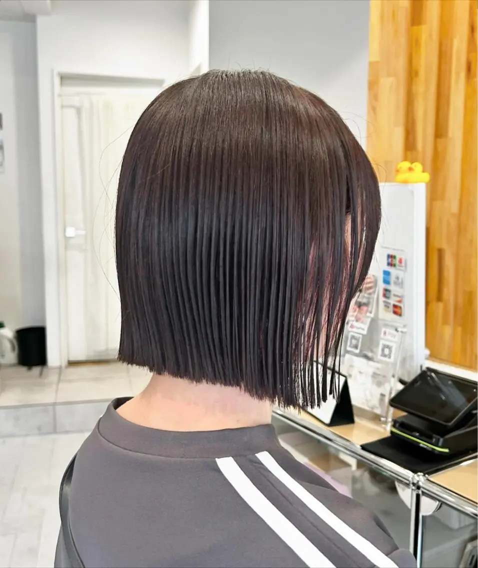 ショート カラー カット ヘアカラー 縮毛矯正 トリートメント ぱつっとボブ/ 小野あかねのヘアスタイル