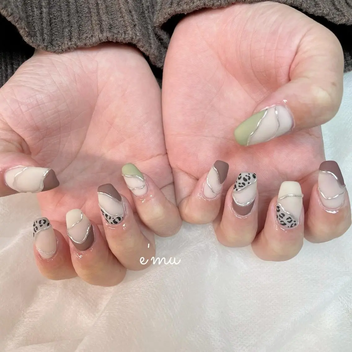 ネイル アニマル柄 マットネイル ニュアンスネイル nail salon e'mu💐のネイルデザイン