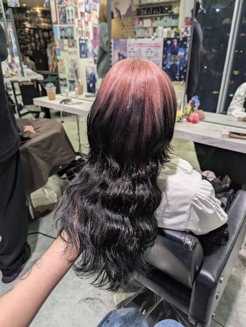 ロング カラー デザインカラー ピンクカラー ハイレイヤー レイヤーカット ロング 推しカラー🦉にじさ んじカラー🌈🕒✨のヘアスタイル