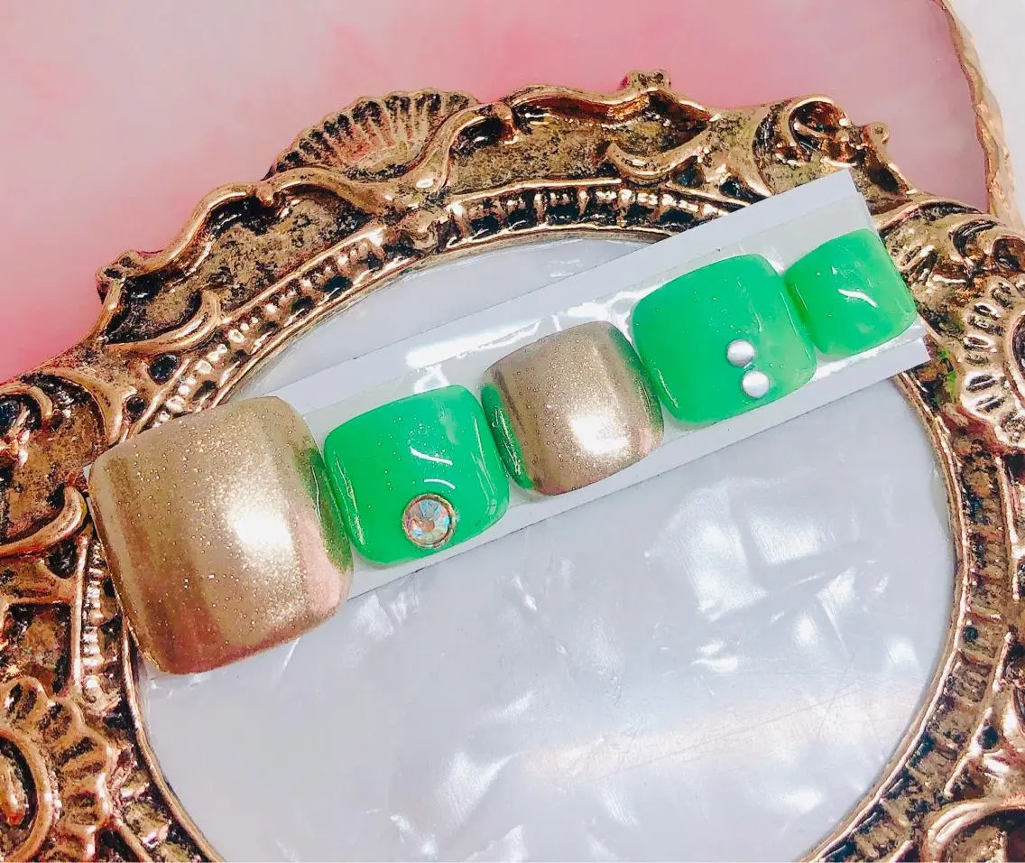 ネイル フットネイル フットネイル CROWN プライベートサロンのネイルデザイン