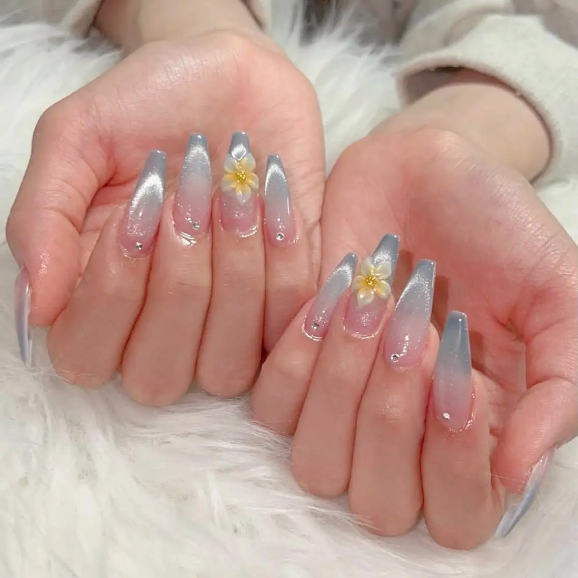 ネイル オーロラネイル クリアネイル 成人式 フラッシュネイル ジェルネイル ハンドネイル Amee Nail Salonのネイルデザイン