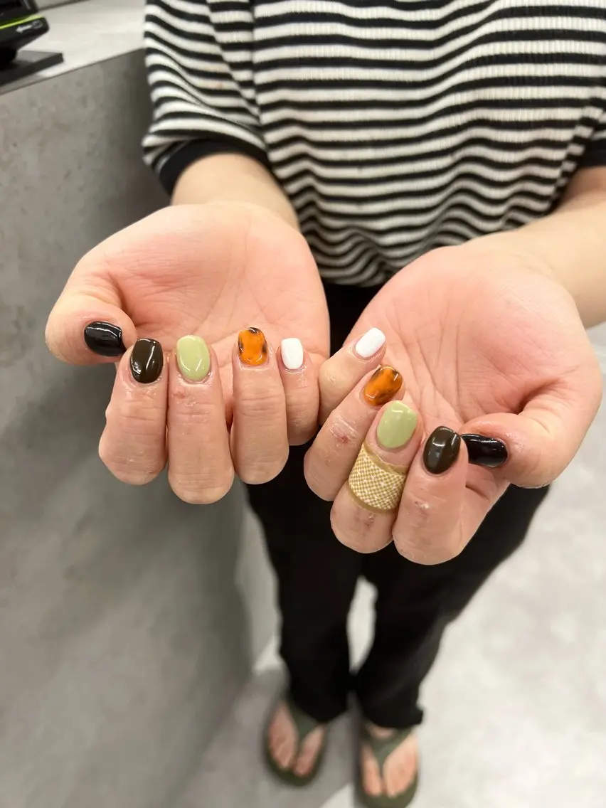 ネイル アートネイル ジェルネイル グリーン ワンカラーネイル パラジェル ハンドネイル ハンドケア Bana_ Nailのネイルデザイン
