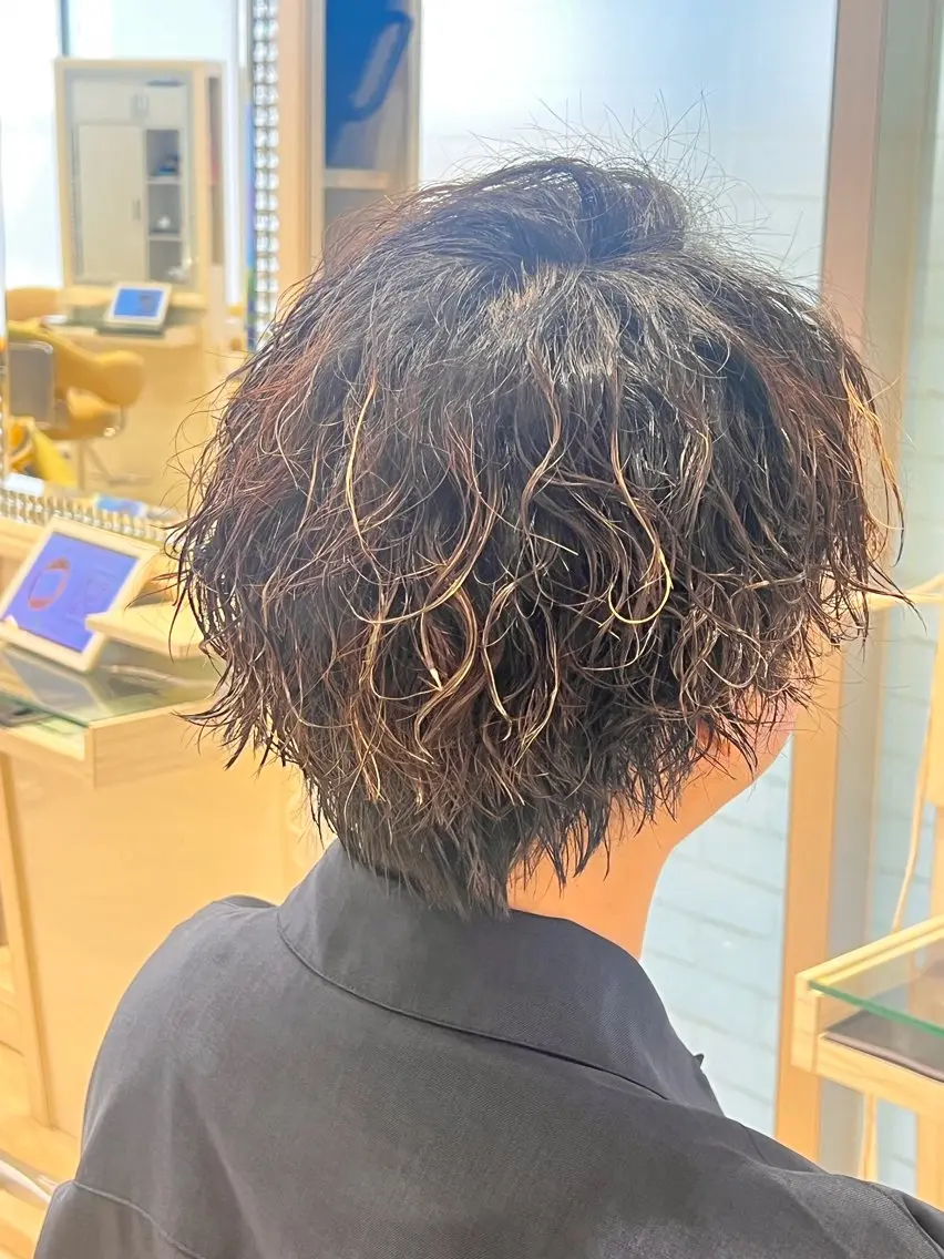 ショート パーマ ショートレイヤー ツイストスパイラルパーマ レイヤーカット ショートヘア スパイラルパーマ パーマ メンズ特化☝️添田 好恵のヘアスタイル