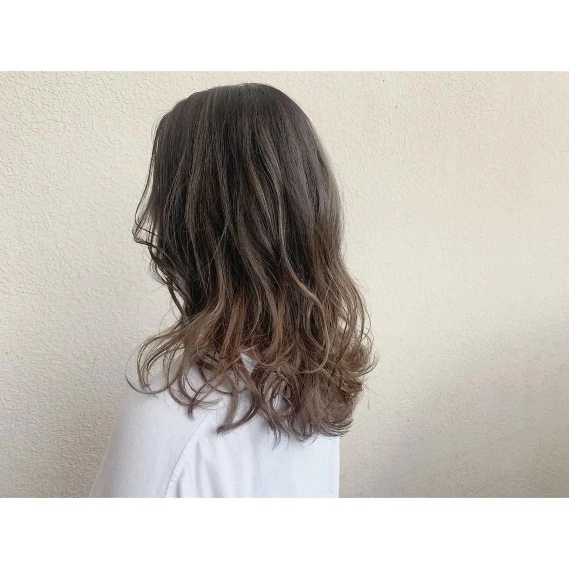 セミロング カラー アディクシーカラー アッシュ アッシュグレー グレージュ ハイライトカラー なかにし まゆみのヘアスタイル