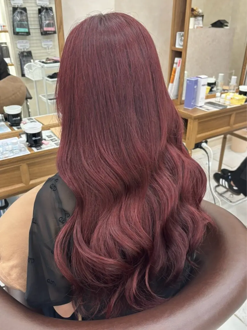 ロング カラー カシス ピンクカラー カット ヘアカラー トリートメント ブリーチなしカラー/ 暖色カラー/艶カラーのヘアスタイル