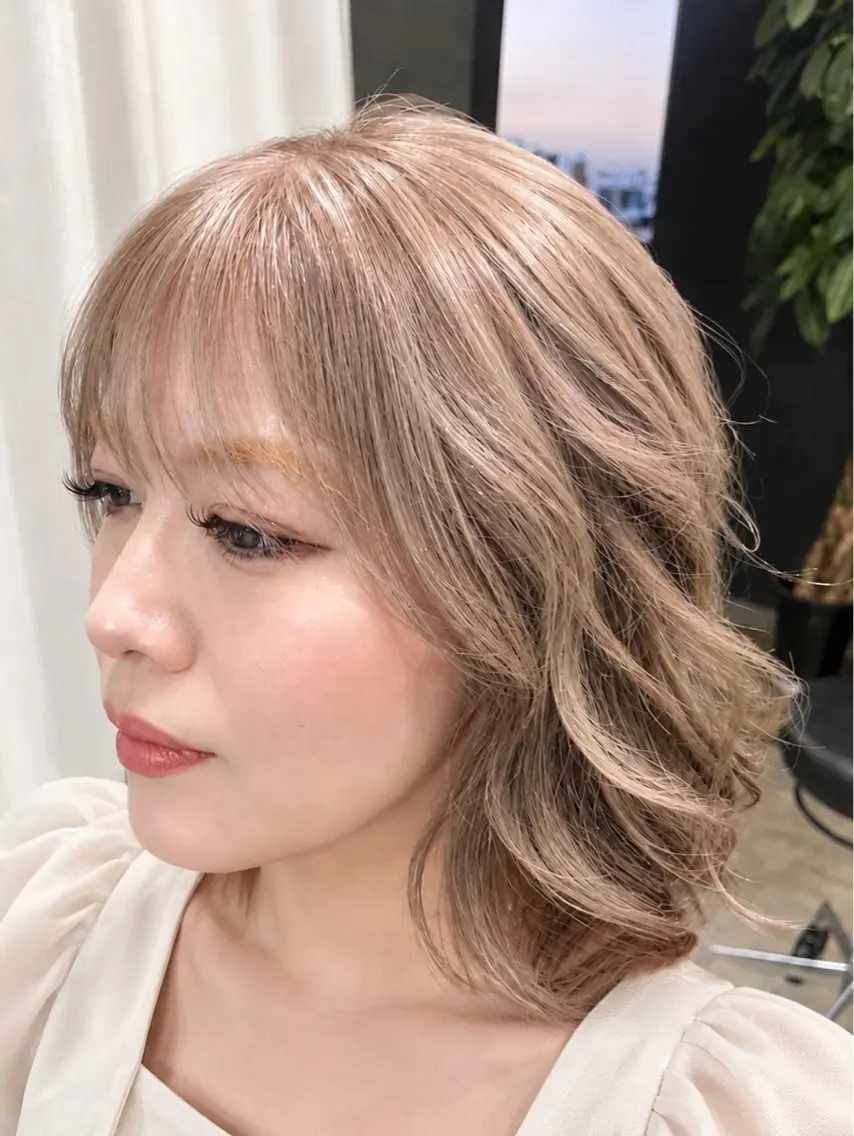 ミディアム ヘアカラー ブリーチ、ハイトーン レイヤー【Sana】のヘアスタイル