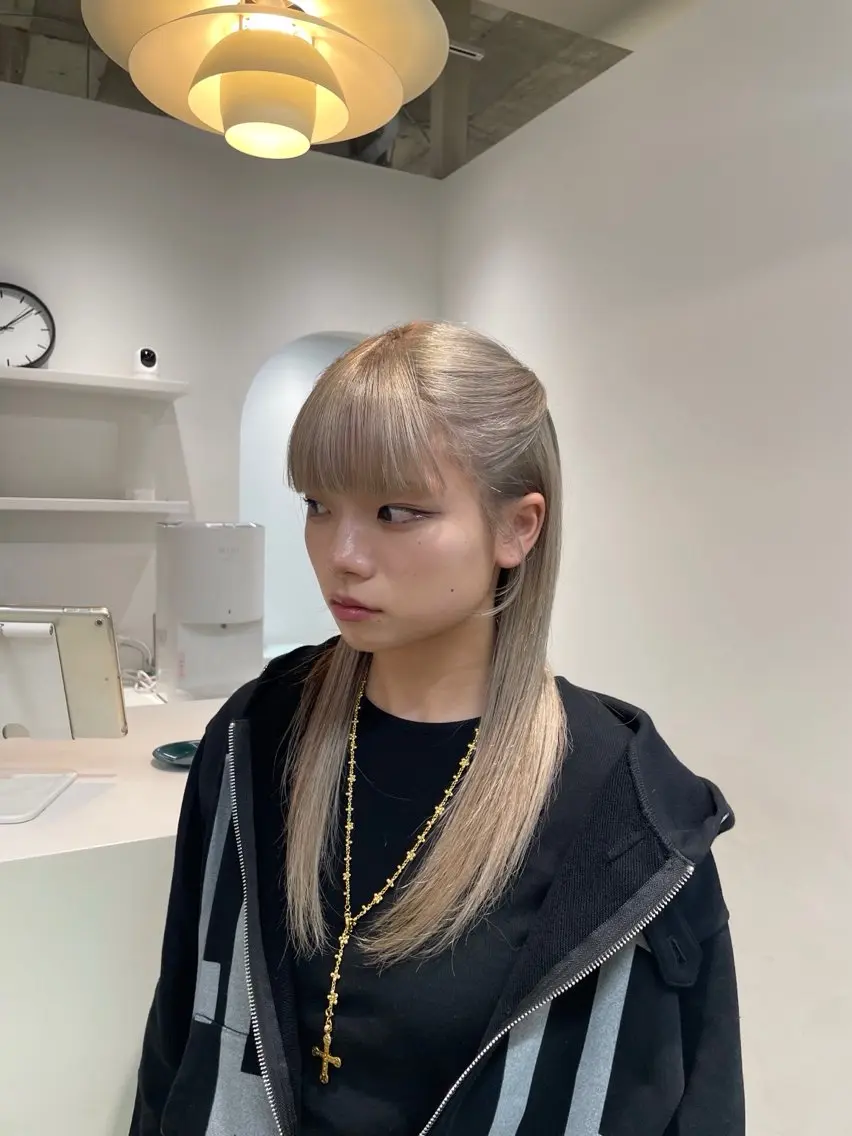 ロング カラー ブリーチ カット ヘアカラー H I ＮＡのヘアスタイル
