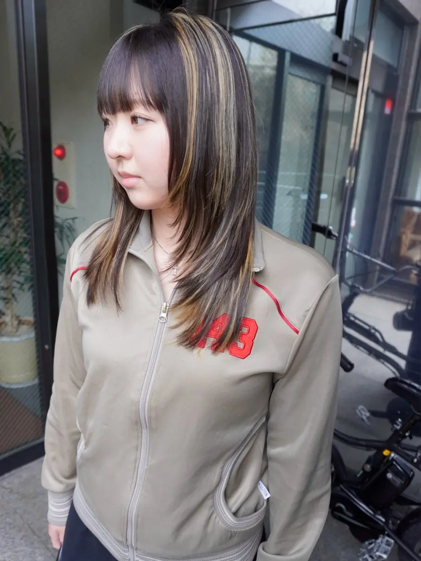 セミロング ヘアカラー 愛瑠奈 erunaのヘアスタイル