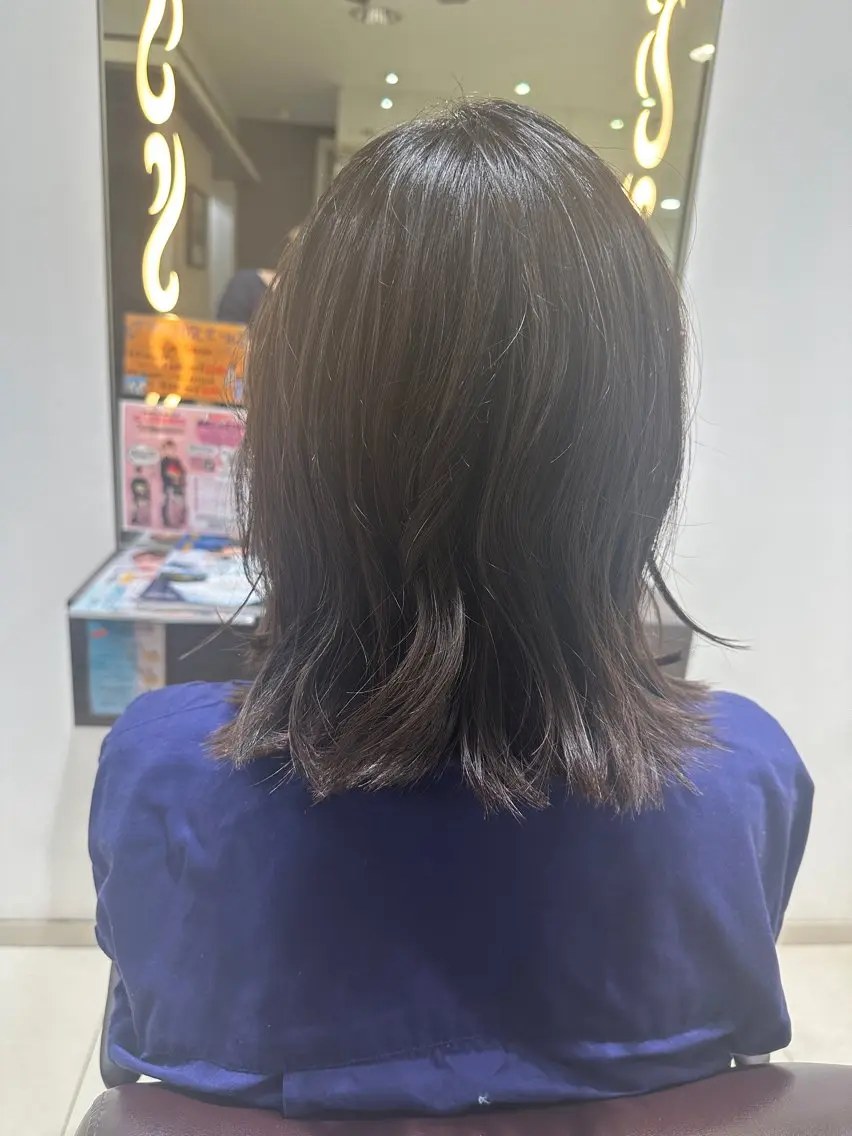 ミディアム 木曜日空きあり‼️ 艶々カラー🩷のヘアスタイル