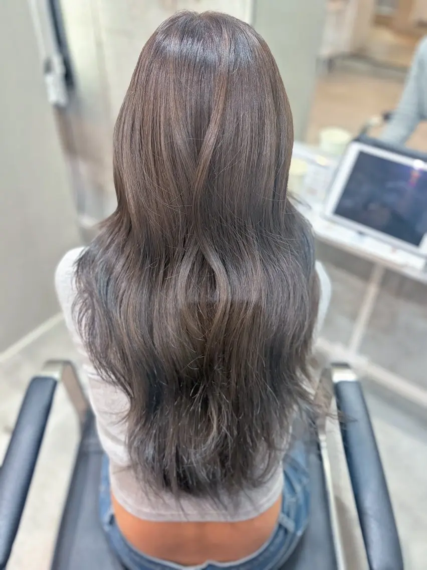 ロング カラー 透明感カラー グレージュ オリーブグレージュ オリーブグレー カット ヘアカラー トリートメント karen 髪質改善のヘアスタイル