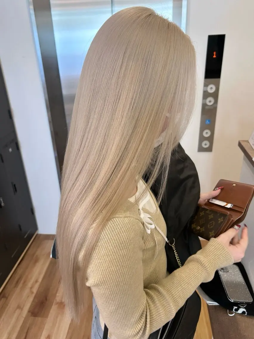 ロング カラー ヘアカラー トリートメント Ayame / ハイトーンカラーのヘアスタイル