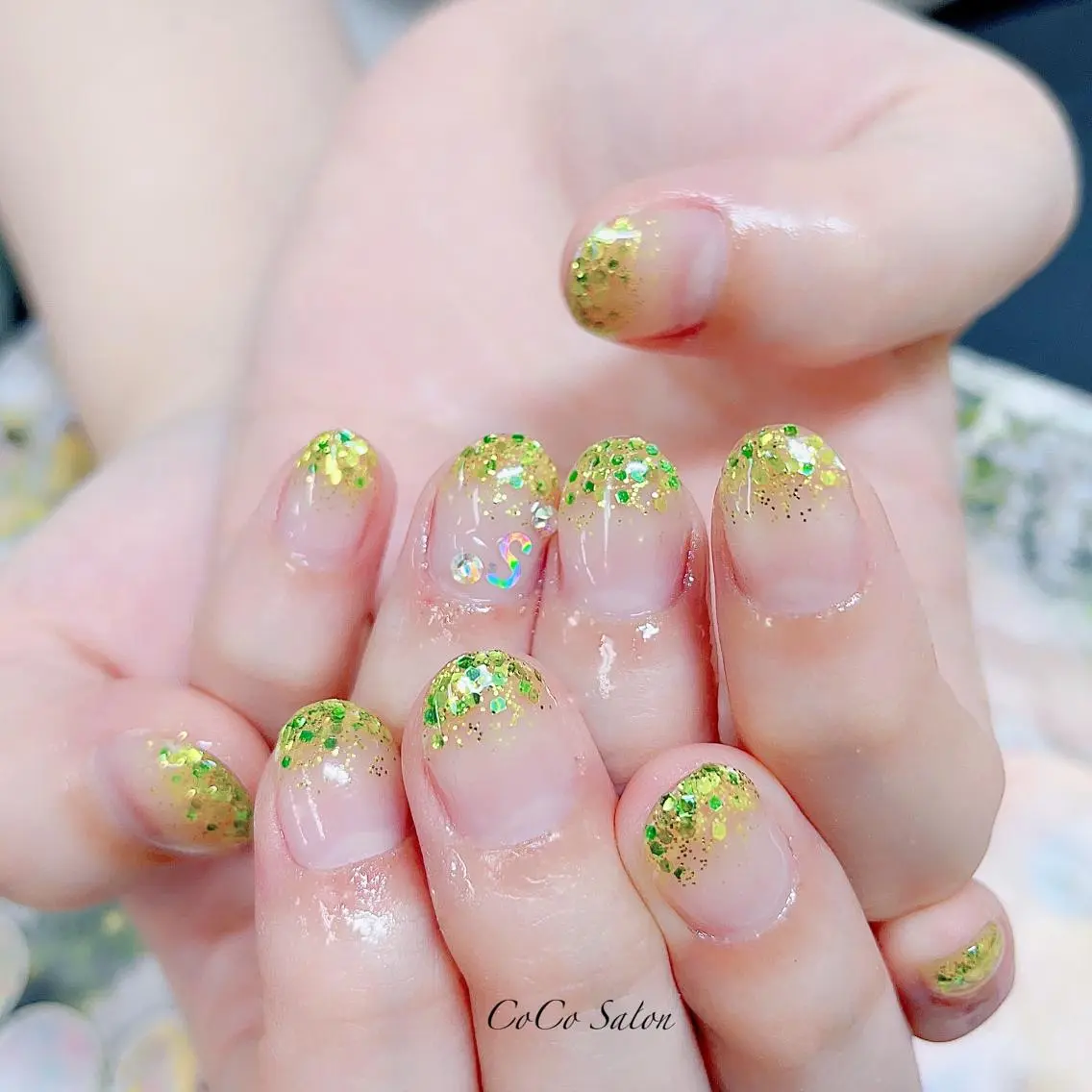 ネイル 長さ出し ジェルネイル グラデーション グリーン ホログラムネイル CoCoSalon ネイル/まつ毛予約のネイルデザイン