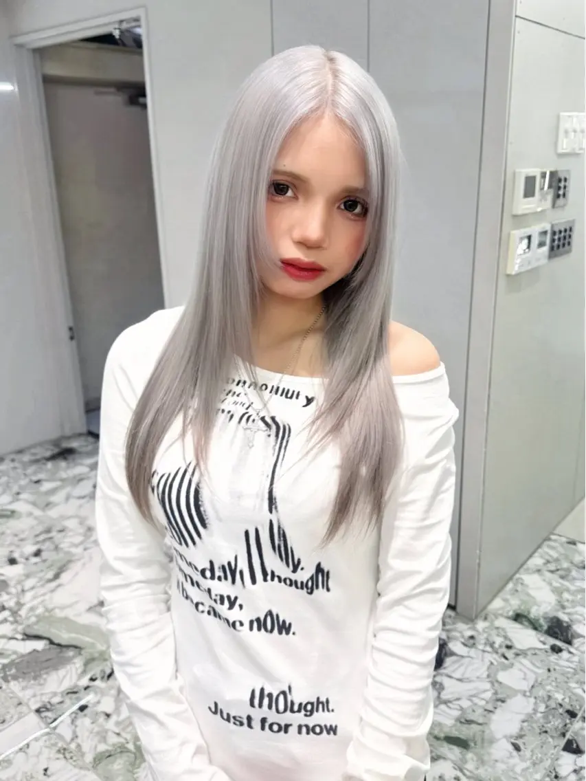 ロング カラー シルバー ヘアカラー RIHO🎀栄 ハイトーン×顔周りのヘアスタイル