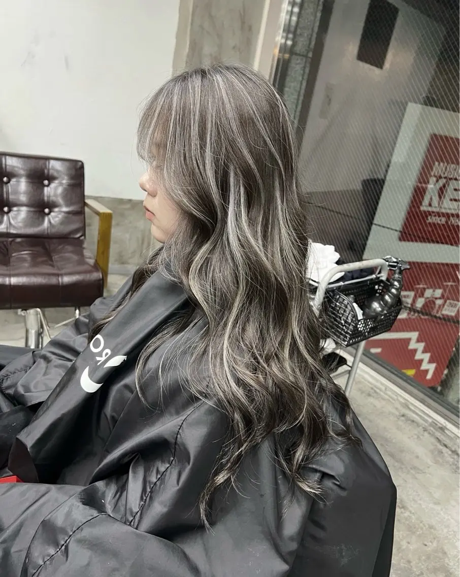 ロング カラー ダークグレー ダークグレージュ グレージュ ハイライトカラー ハイライト ヘアカラー トリートメント 指名数No.1 /NAOYAのヘアスタイル