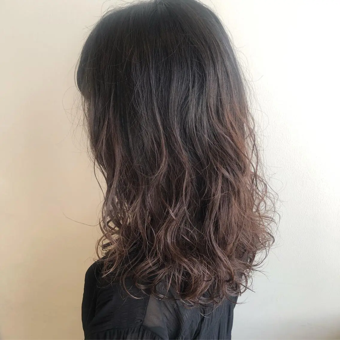 ミディアム パーマ MIOベージュカラー 柔らかいカラーのヘアスタイル