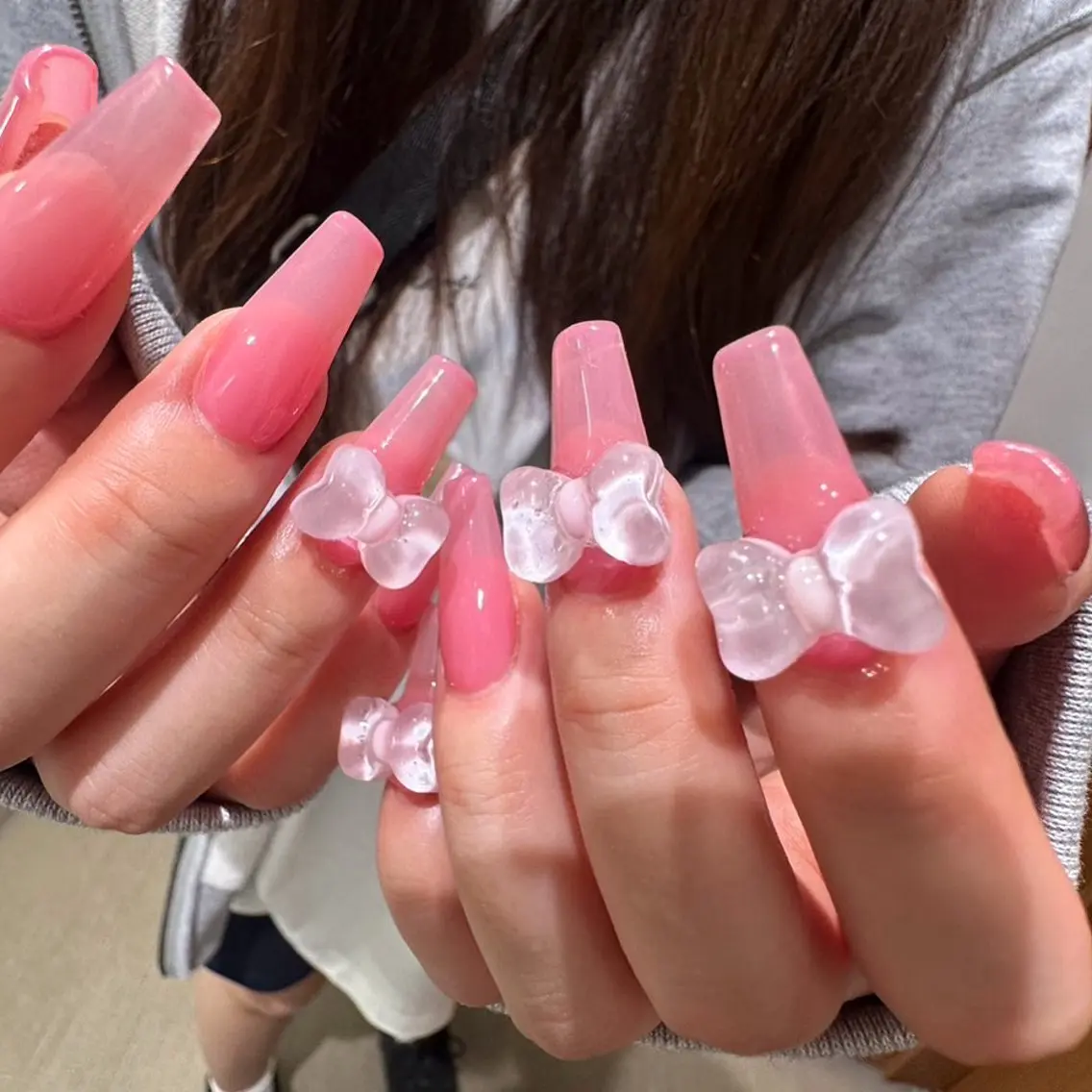ネイル ロングネイル 持ち込み ピンク リボン スカルプネイル ハンドネイル SHIORI 📍渋谷 / 円山町のネイルデザイン