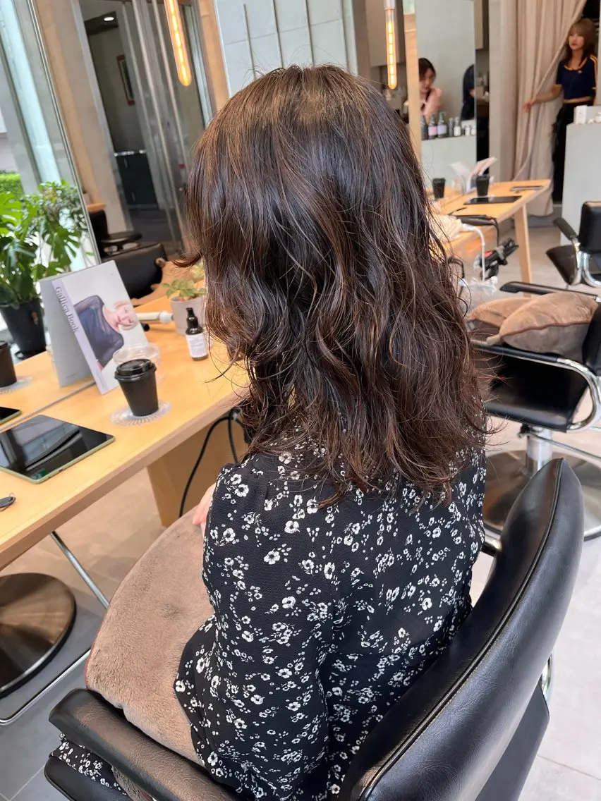 ミディアム パーマ ミオ💎ショート 透ける暗髪のヘアスタイル