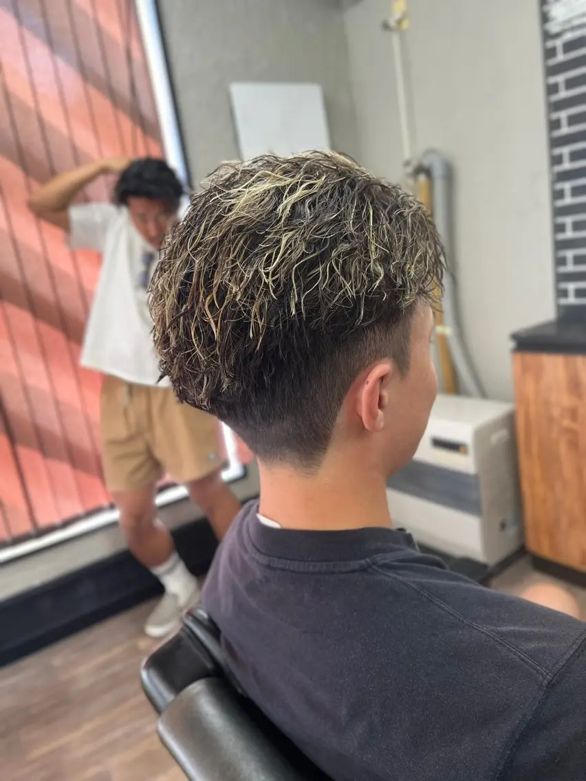 ショート パーマ メンズ メンズメッシュ メンズパーマ 刈り上げ カット ヘアカラー 橋本 拳史郎のヘアスタイル