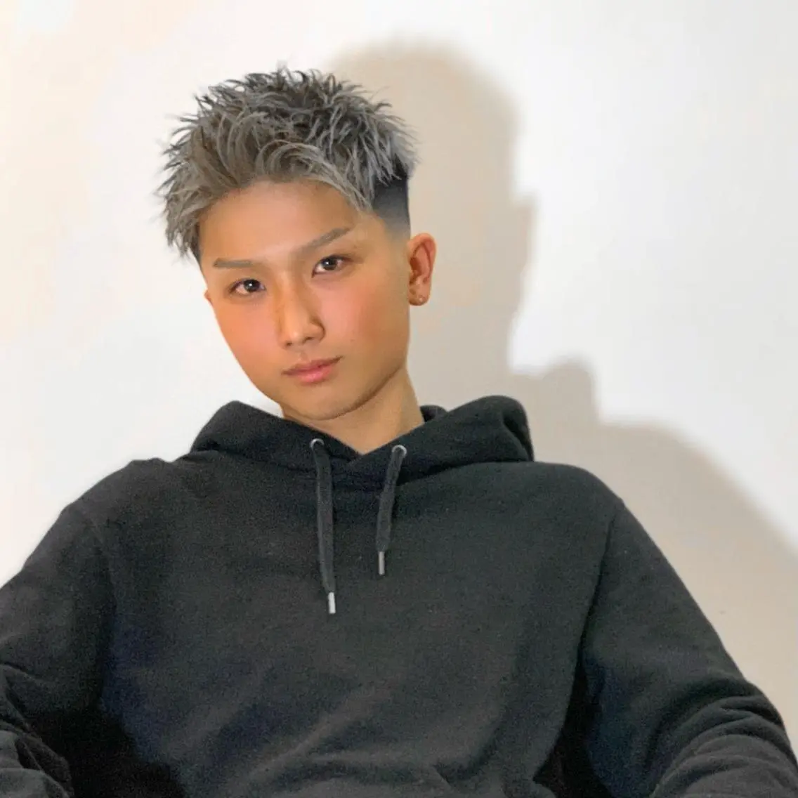 カラー メンズ アップバング フェードカット スキンフェード アッシュ シルバー カット ヘアカラー トリートメント メンズ専門　井藤 雅也のヘアスタイル