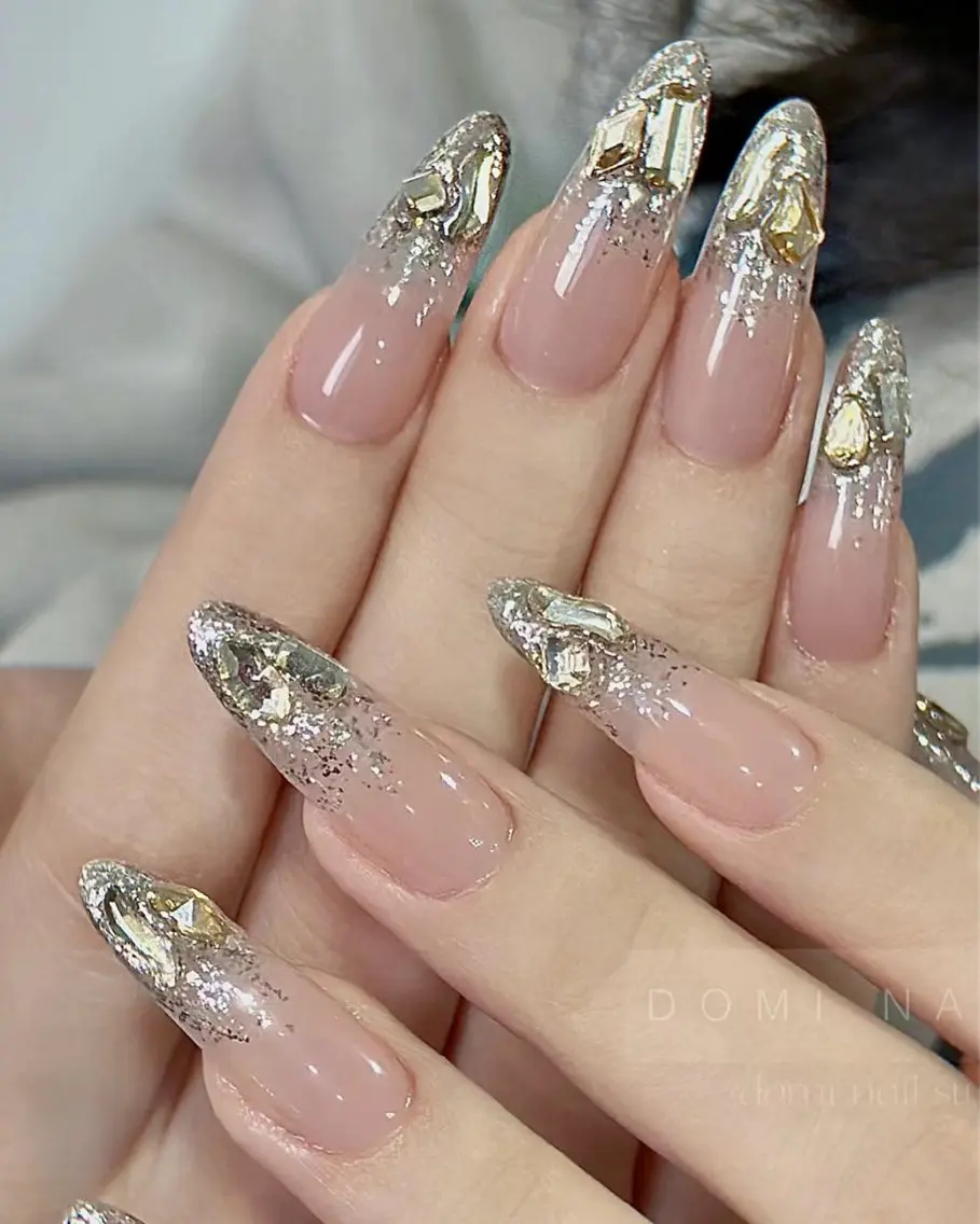 4月20日まで期間限定⭐︎デザインネイル💅パーツ付け放題、期間限定⭐︎の写真