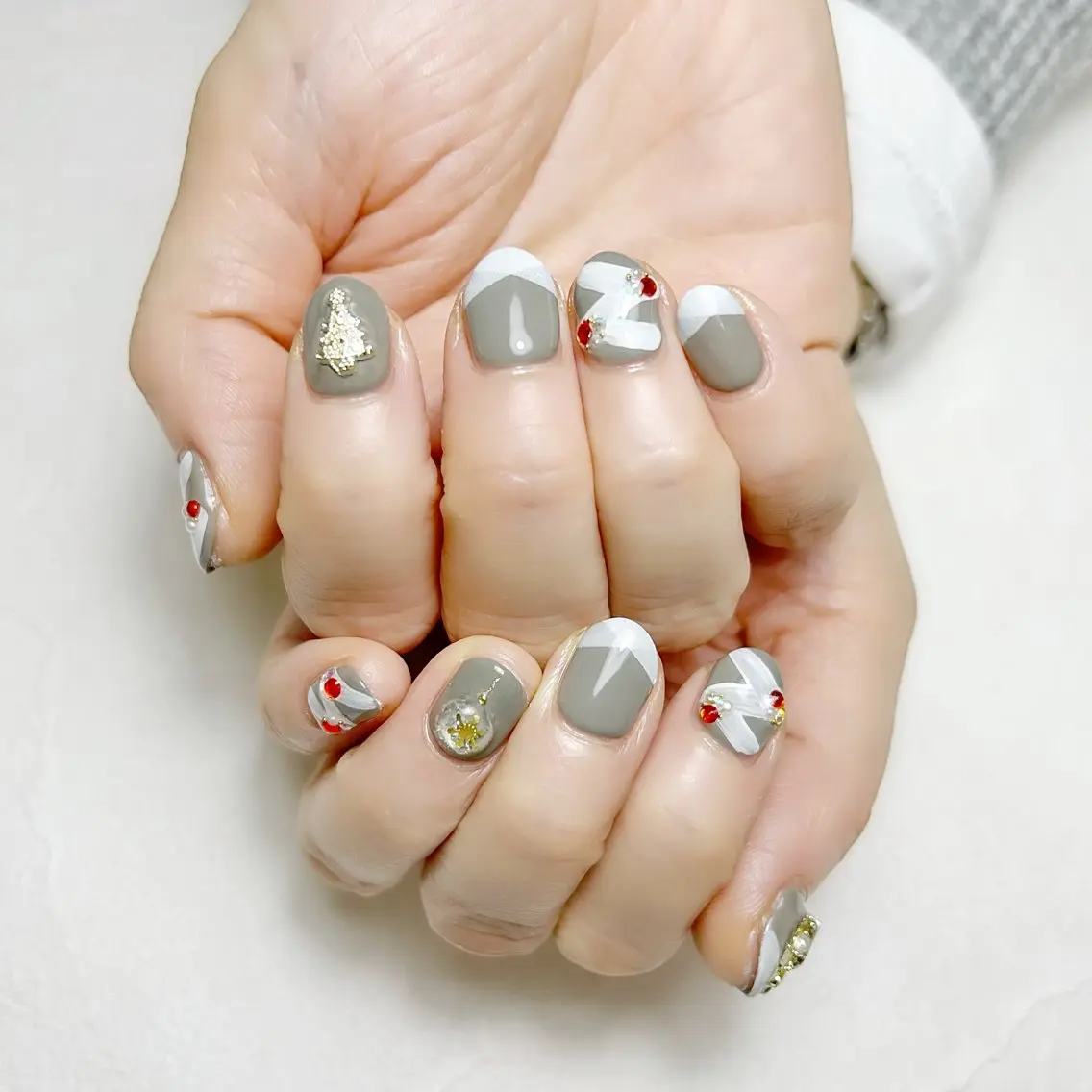 ネイル フレンチネイル キラキラネイル リボン ワンホンネイル 冬ネイル rouse nail RISATOのネイルデザイン