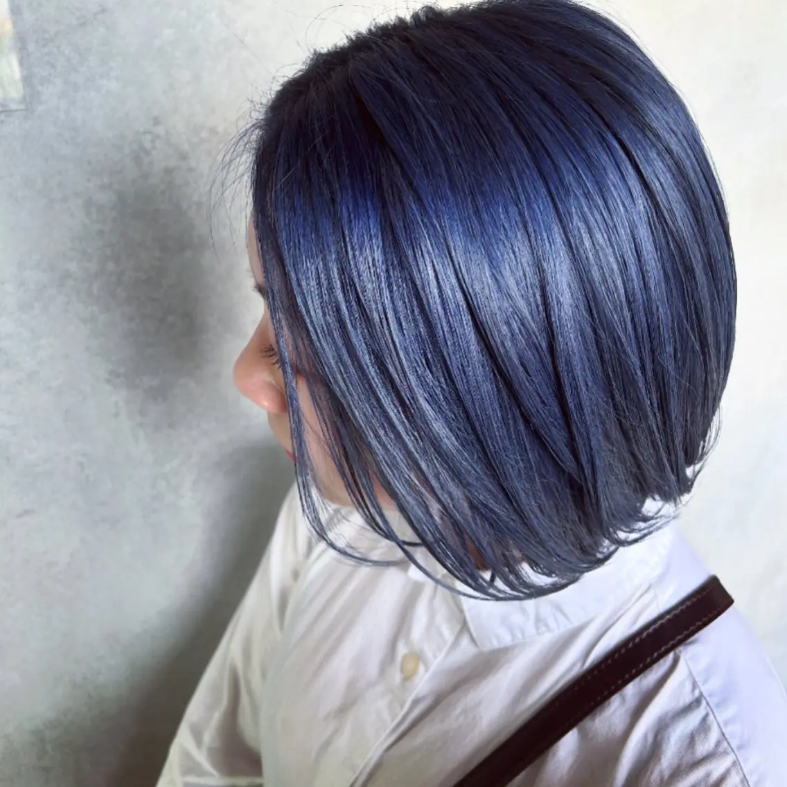 ショート カラー ブリーチ ブルーカラー 西村 真実子のヘアスタイル
