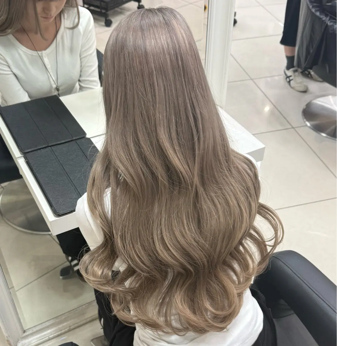 ロング カラー ヘアカラー 透明感ハイトーン 🪽☾mizukiのヘアスタイル