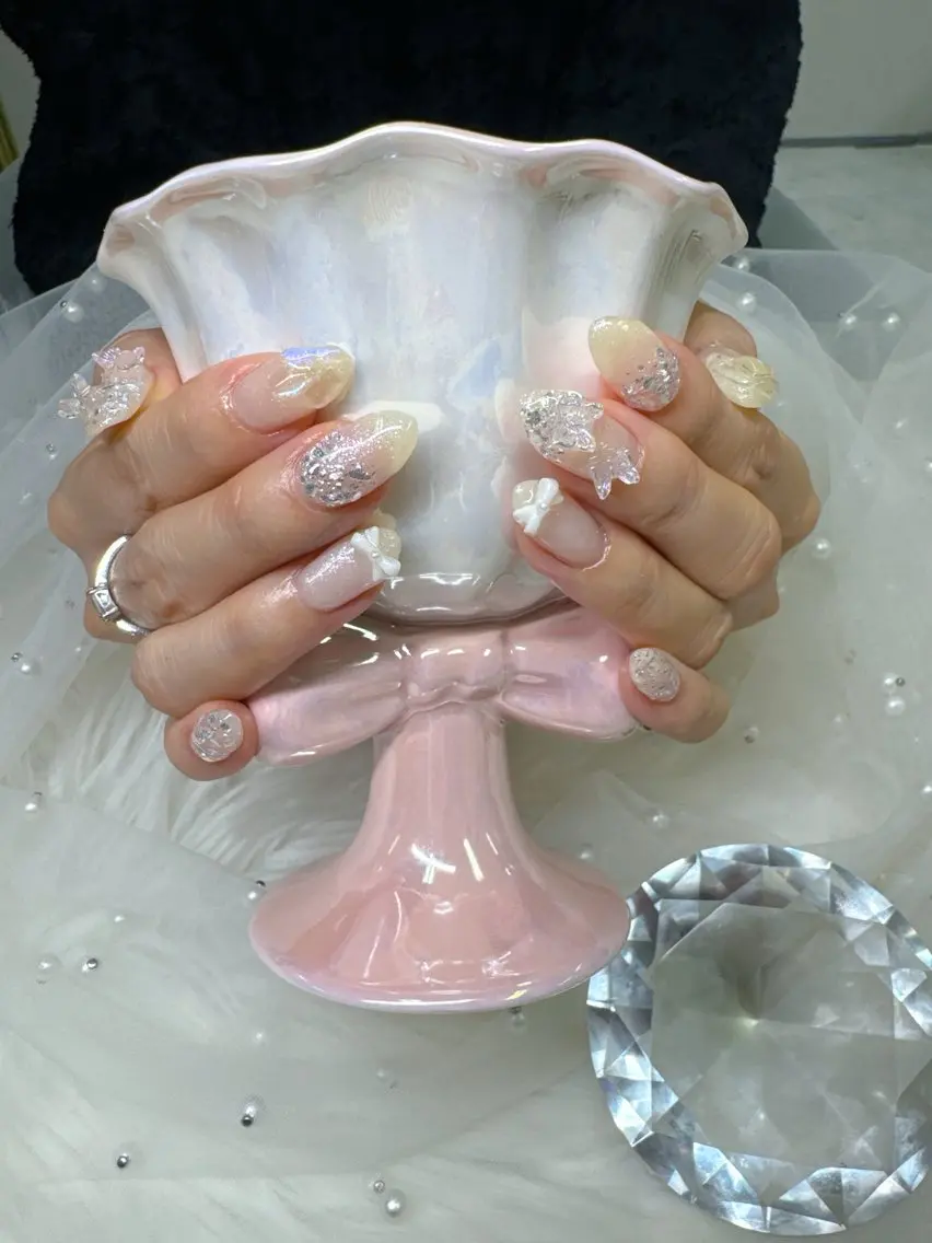 ネイル 成人式 フレンチネイル ジェルネイル ガラスフレンチ グラデーション ハンドネイル Queeens nailのネイルデザイン
