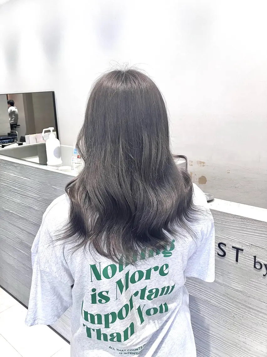 セミロング カラー ブリーチ ラベンダーカラー シルバー サキ🤍ハイトーン 🪩レイヤーカットのヘアスタイル